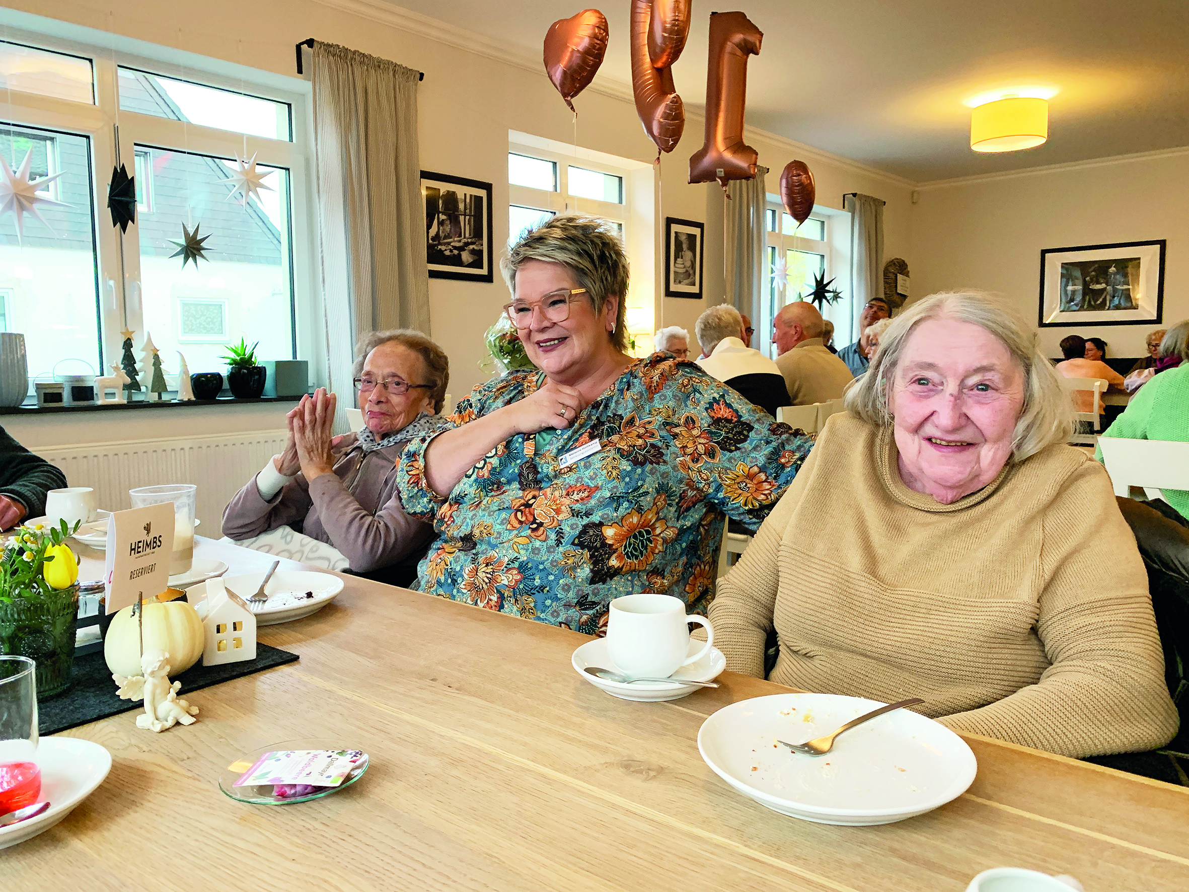 Senioren besuchen Cafe
