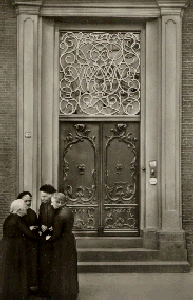 "Ich will euch tragen bis ins Alter und bis ihr gru werdet spricht der Herr - Jesaja 46-4" an einer Wand geschrieben